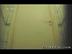 Порно скрытая камера в женском туалете из унитаза