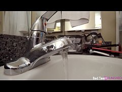 Женская мастурбация в ванной домашнее видео