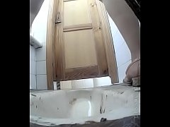 Порно скрытая камера в туалете смотре