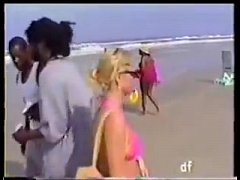 Порно скрытой камерой в пляжных кабинках