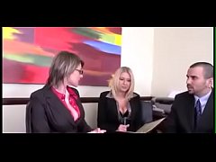 Секс видео с шикарной блондинкой в офисе
