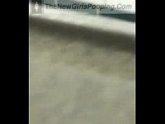 Миниатюрная рыжая девочка трахается с бананом в ванной