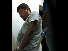 Порно видео скрытая камера в туалете в контакте
